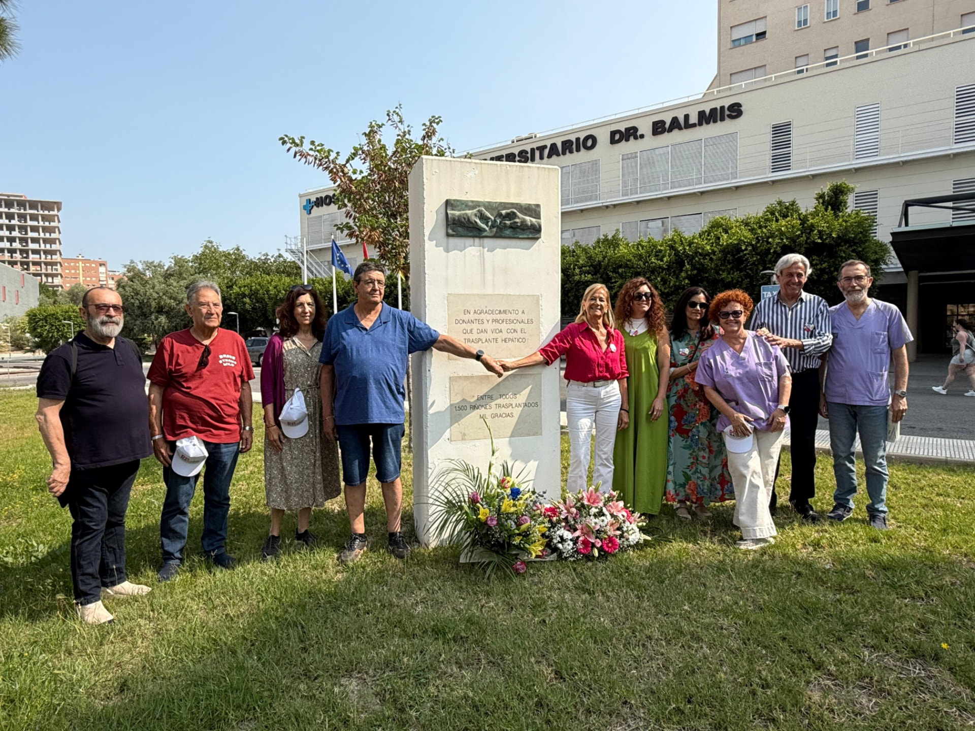 Miembros de AETHCV junto al monumento de agradecimiento a donantes en el Hospital Dr. Balmis
